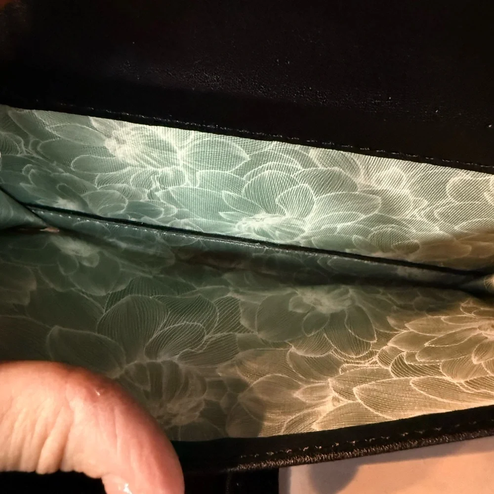 Lot of 6 gently used and new Wallets and 2 Purse Straps. - Picture 9 of 15